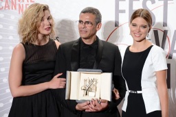  Las francesas actrices francesas Adèle Exarchopoulos (izquierda) y Léa Seydoux acompañan al director tunecino  Abdellatif Kechiche, que celebra su Palma de Oro por el film "La vie d'Adèle",